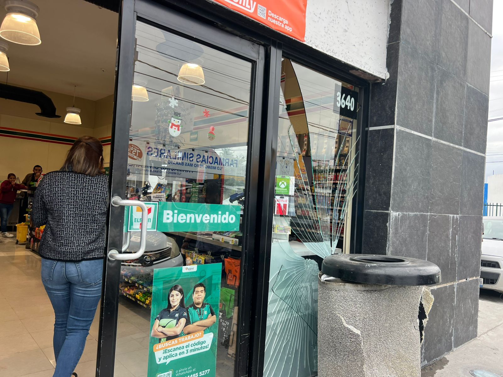 Pierde el control y se lleva dos vehículos de encuentro, y causa cuantiosos daños en el Seven Eleven