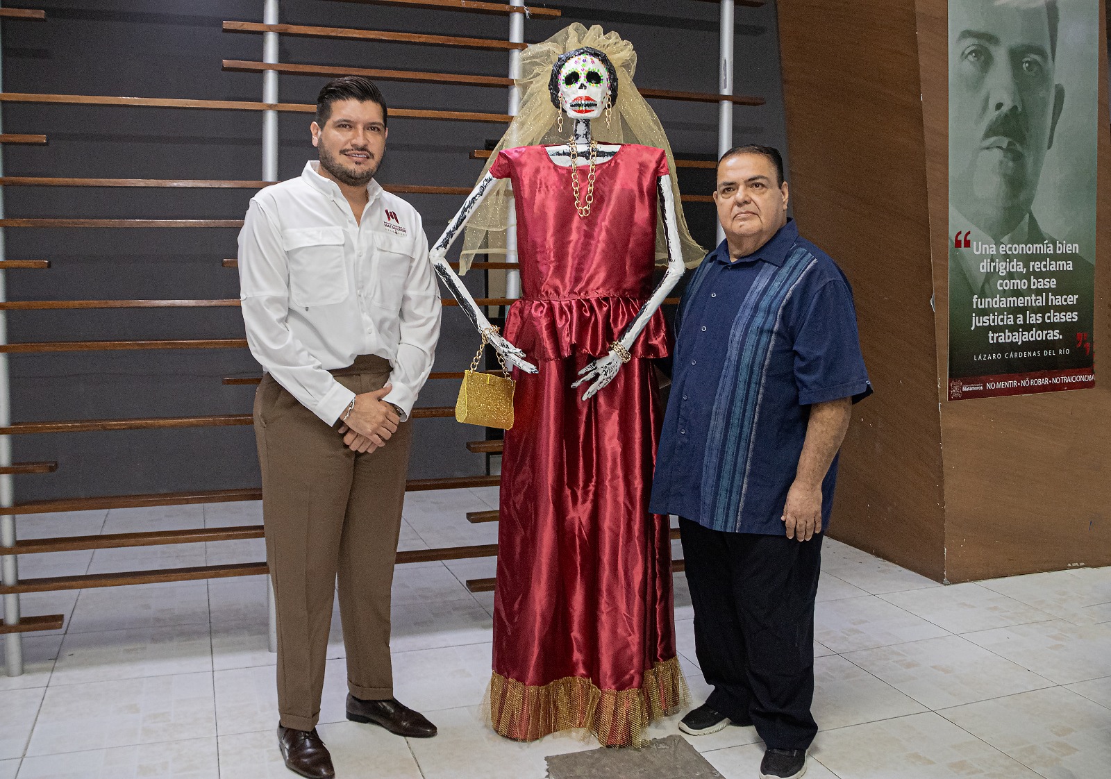 Artista oaxaqueño radicado en Matamoros regala una Catrina al alcalde en honor al Día de Muertos