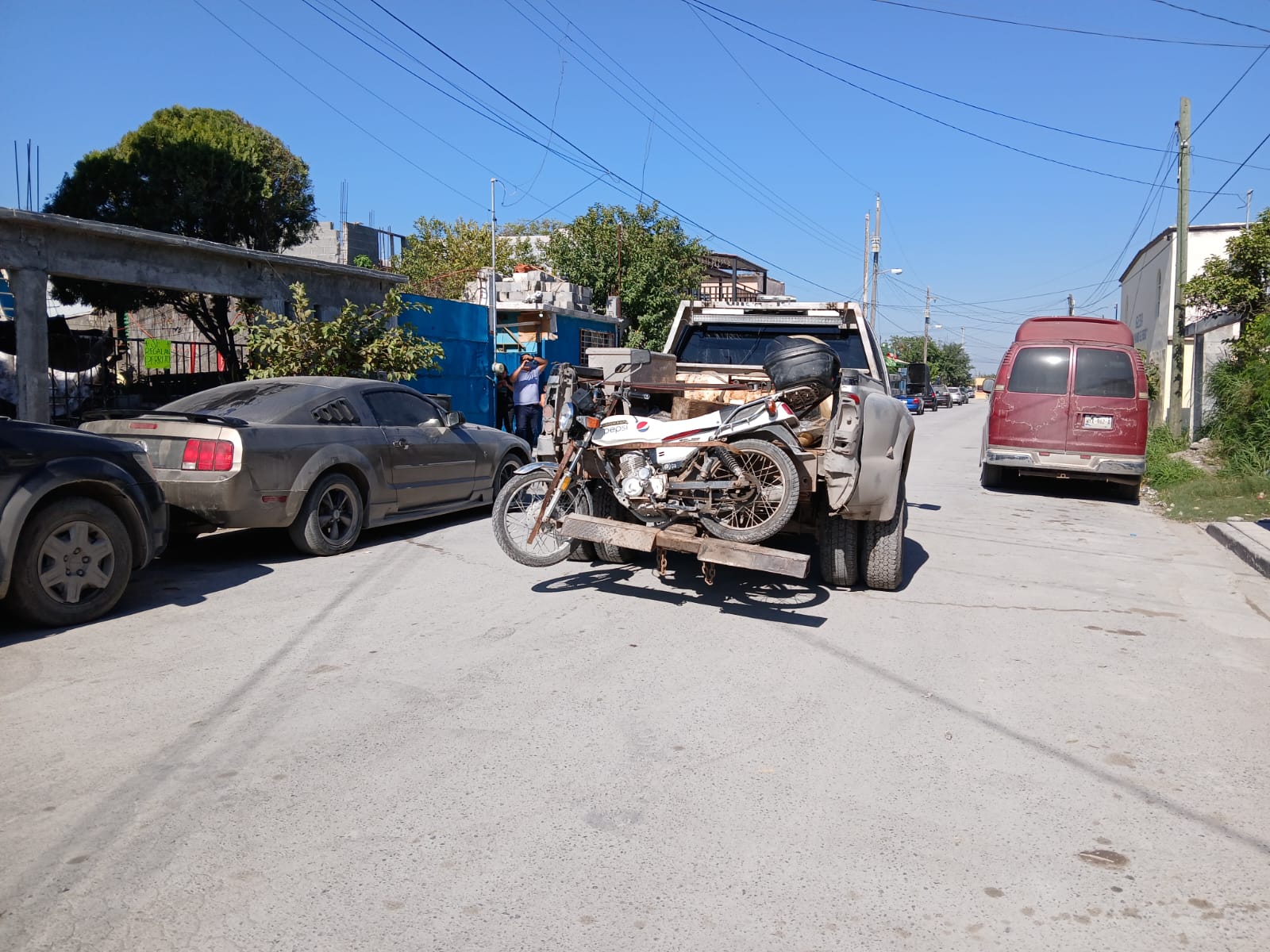 Se le atraviesa un perro; motorista derrapa y es trasladado a un nosocomio