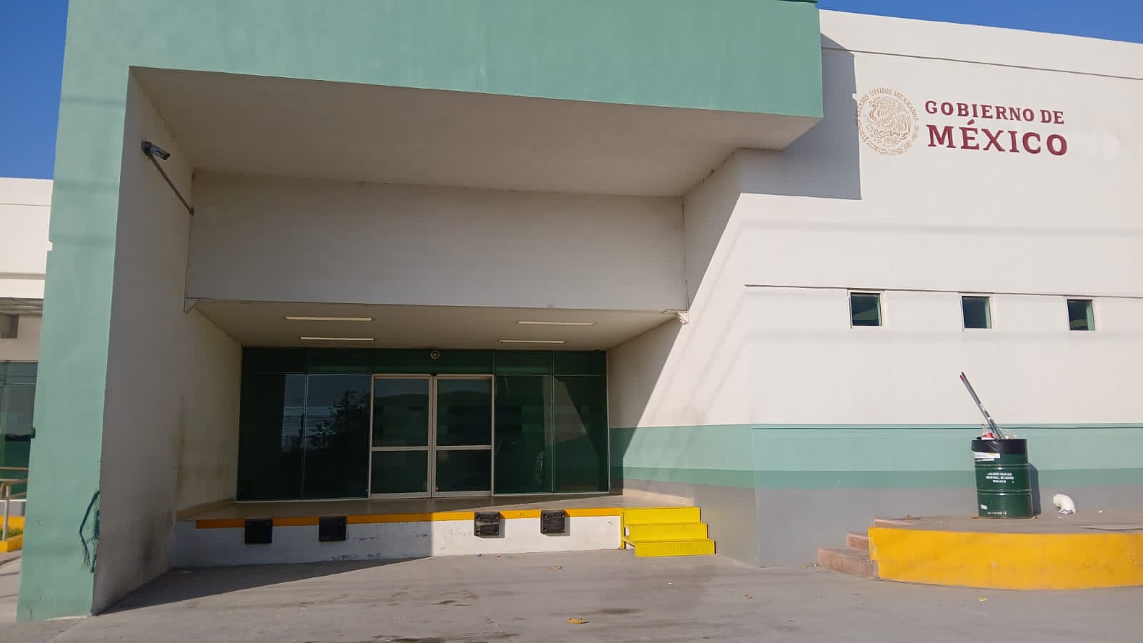 Paramédicos de Protección Civil auxilian a un hombre por posible paro cardíaco