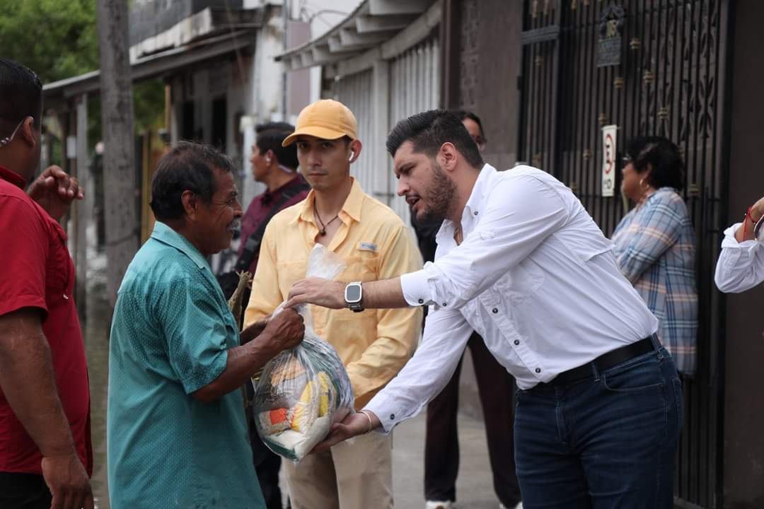 Alberto Granados lleva apoyos alimenticios a familias afectadas por las lluvias