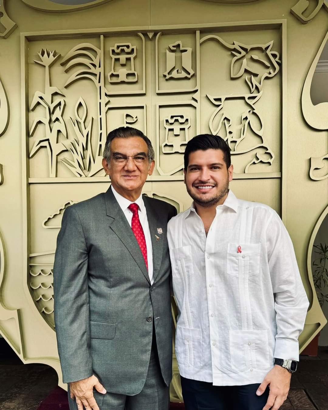 Alcalde de Matamoros acude a la develación de placa municipal en el Palacio de Gobierno