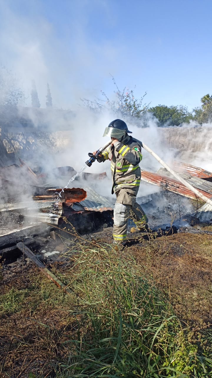 Se incendia vivienda en las Rusias; bomberos controlan el siniestro