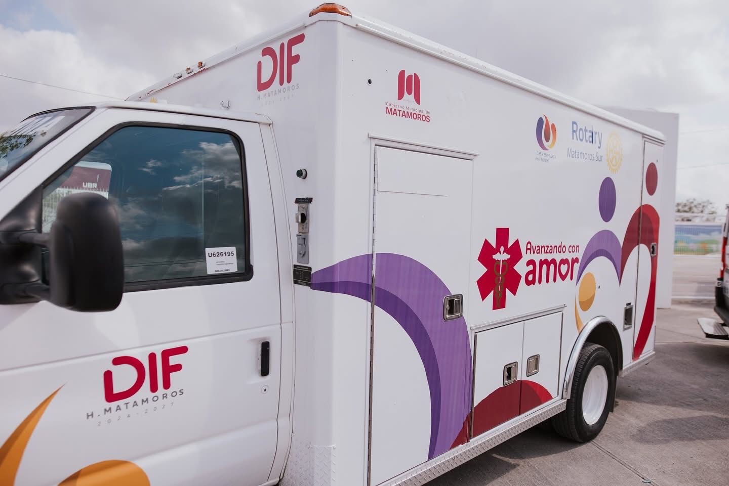 DIF Matamoros recibe ambulancia donada por el Club Rotario Matamoros Sur