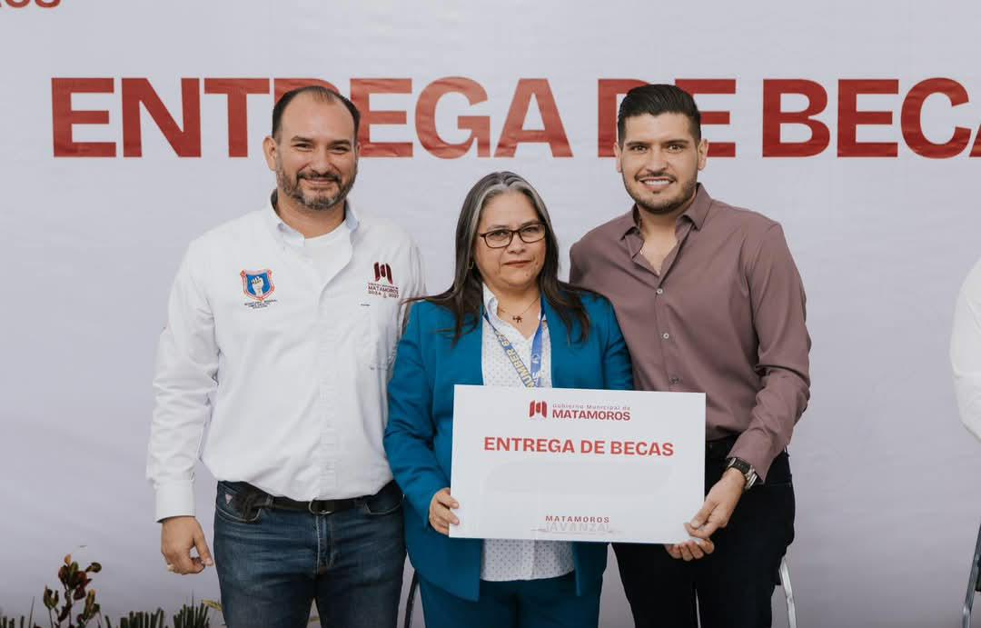 Entrega el alcalde Alberto Granados becas a decenas de hijos de trabajadores al Servicio del Municipio