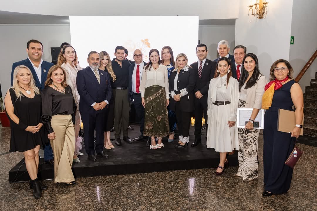 Entrega el Festival Internacional de Otoño reconocimiento al alcalde Alberto Granados Fávila