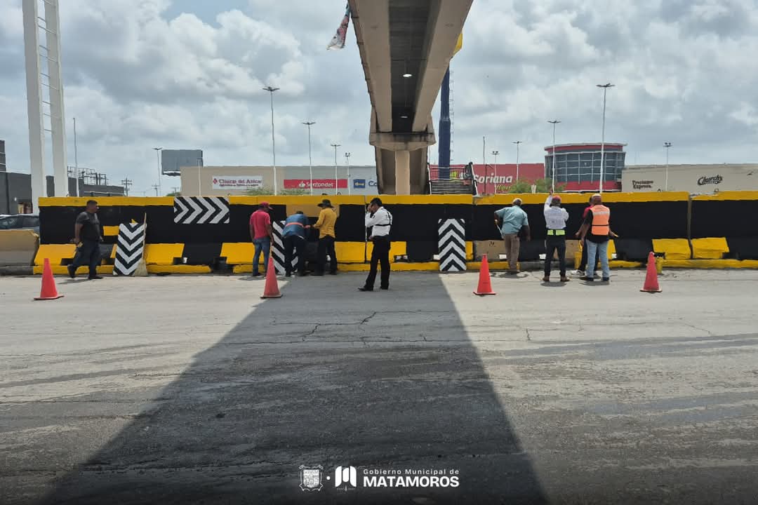 Reacomodo de muros de contención y colocación de señalamientos preventivos en Av. Pedro Cárdenas