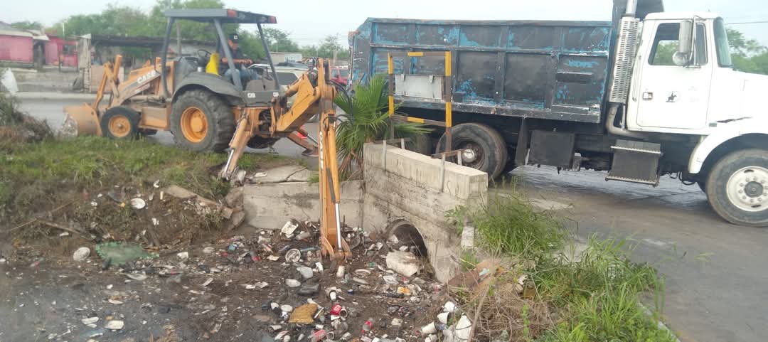 El Gobierno de Matamoros refuerza la limpieza de drenes para garantizar el flujo de agua