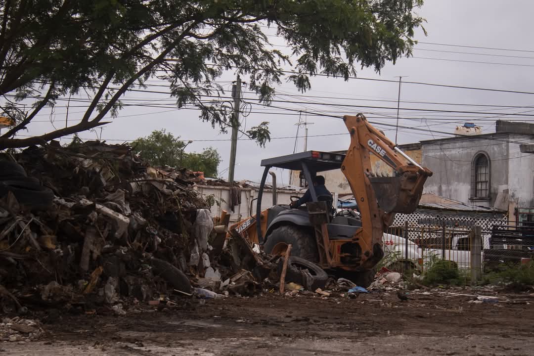 Llama el Gobierno Municipal a denunciar tiraderos clandestinos; limpian uno en la zona centro