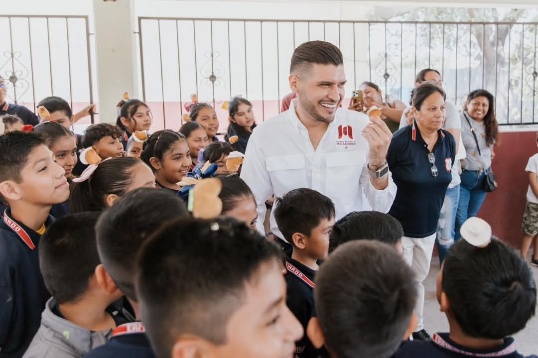 Cumple el alcalde, Beto Granados con mejorar la infraestructura educativa en Matamoros