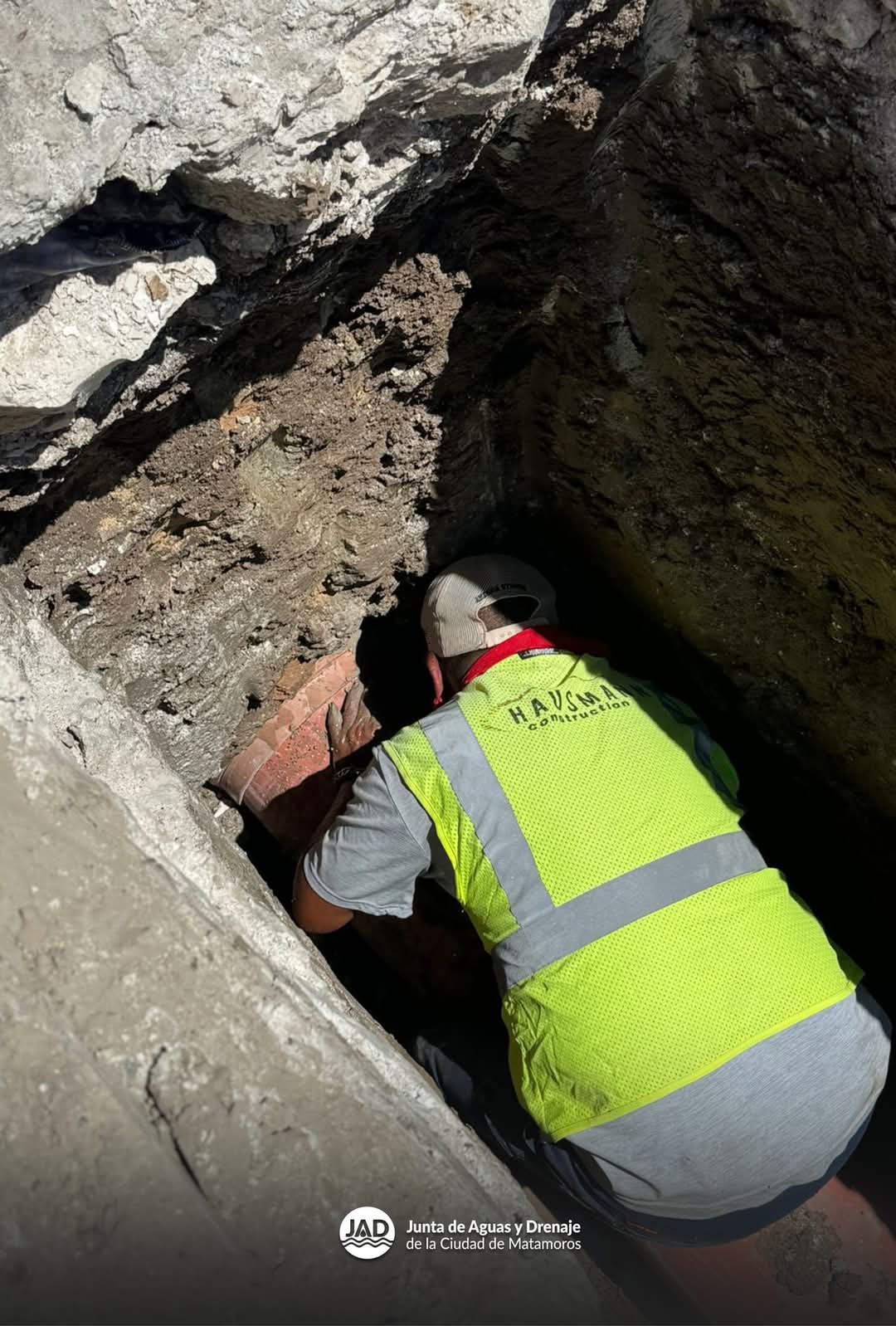 Avanzan trabajos de instalación de tubería sanitaria en la colonia Salinas de Gortari