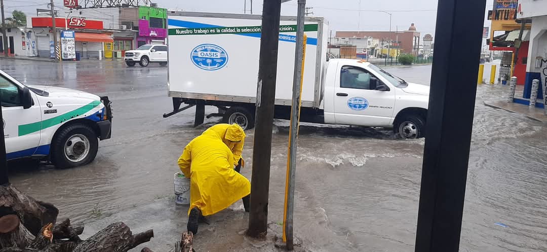 Gobierno de Matamoros a través de la JAD trabaja en la limpieza de sistemas de drenaje en Matamoros