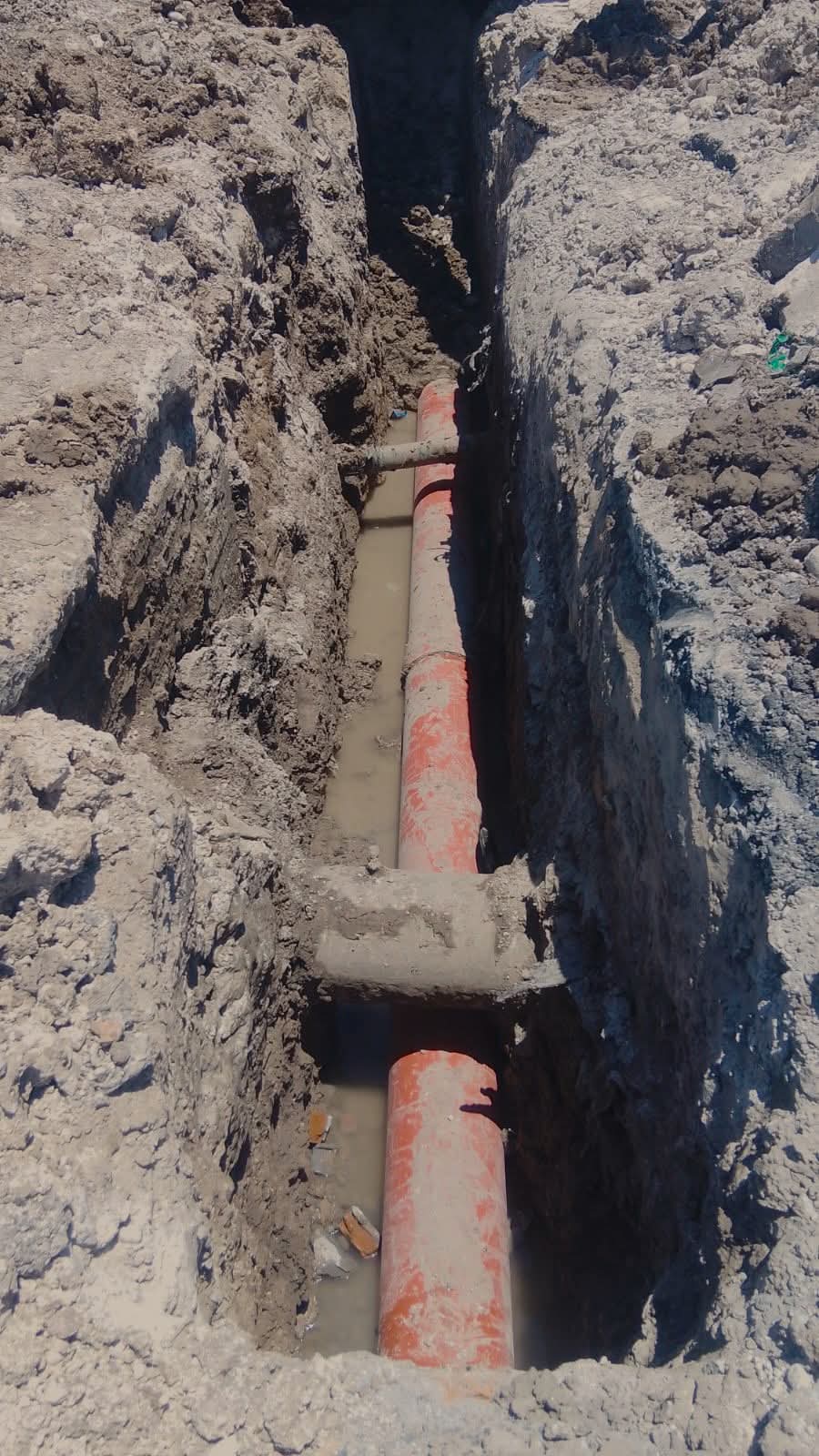 Continúa la rehabilitación del drenaje sanitario en la colonia Salinas de Gortari